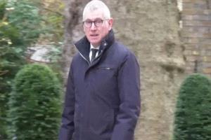 زلزال في داونينغ ستريت: استقالة مدير اتصالات ستارمر وسط جدل تعيين ماندلسون