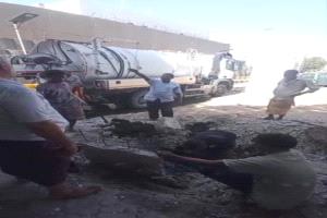 مياه عدن تتحرك ميدانيًا.. حملة لفتح انسدادات الصرف بحي السفارات في خور مكسر