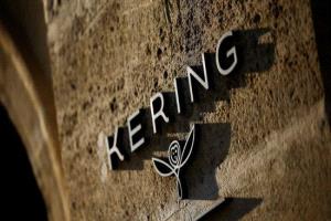 سهم كيرينج يرتفع 10% بعد خطة لتعافي المجموعة