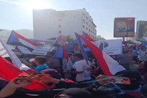 التواهي تهتف للإعلان الدستوري.. مسيرة حاشدة تجوب شوارع عدن