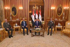 مصر.. السيسي يعين عبد المجيد صقر مساعداً ويمنحه نوط الجمهورية