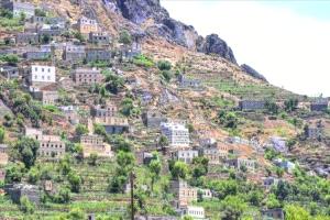 قصف حوثي يعطل مشروع طريق حيوي في سامع ويصيب العمال