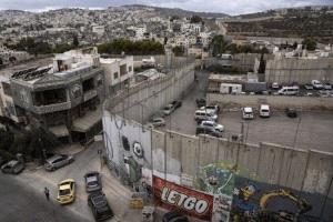 تصاعد العنف بالضفة: مستوطنون يحرقون ممتلكات فلسطينية في سوسيا