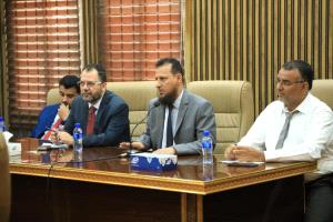 محافظ عدن يحوّل مكتبه إلى "غرفة عمليات" لتصفية الترهل الإداري وتعزيز التنمية