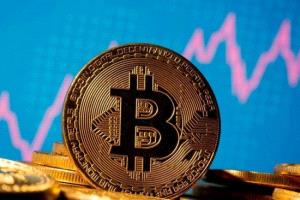 إنتيسا سان باولو يرفع رهانه على العملات المشفرة