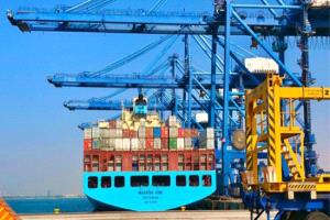 واردات السعودية تتراجع لأول مرة منذ عامين وفائض الميزان التجاري يقفز 70%