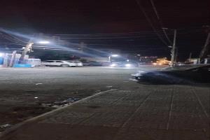 خورمكسر تضيء شوارعها وتضغط على المقاول لتسريع الرصف