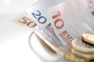 تكهنات رحيل لاجارد تضغط على اليورو وتربك الأسواق