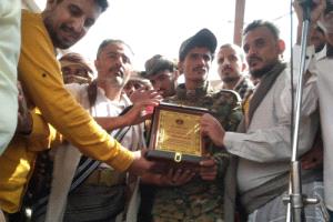 تكريم الجندي صالح مسهر الكازمي بدرع الوفاء في مليونية زنجبار