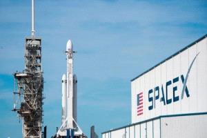 ماسك يضع القمر أولويّة: نحو مدينة ذاتية النمو خلال عقد