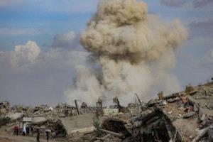 الجيش الإسرائيلي يقصف شمال وشرق قطاع غزة ويصيب نازحة برصاصه