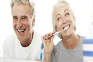 كبار السن والأدوية المتعددة: خطر خفي على الفم والأسنان