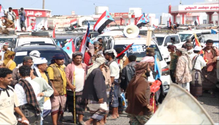 حشود جماهيرية من أبين تتجه إلى ساحة العروض