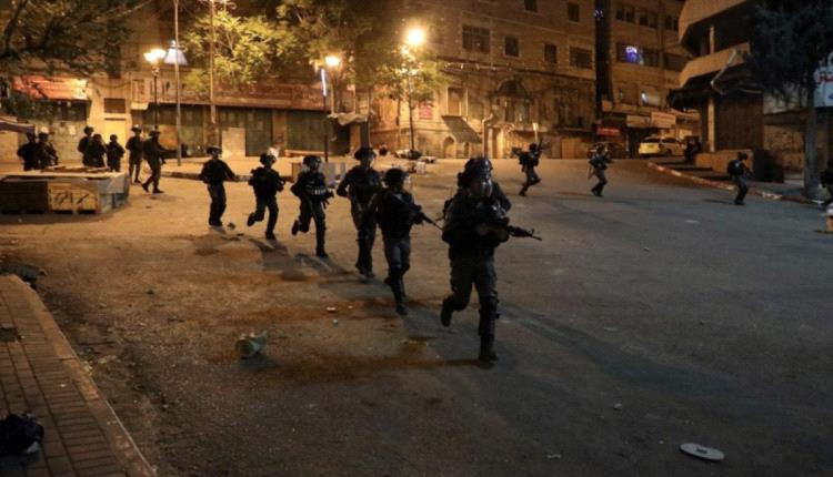 العدو الصهيوني ومستوطنيه يشنون اعتداءات على الفلسطينيين في الخليل ورام الله