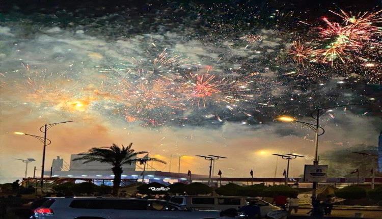 الألعاب النارية تضيء ساحة العروض ابتهاجًا بالإعلان الدستوري