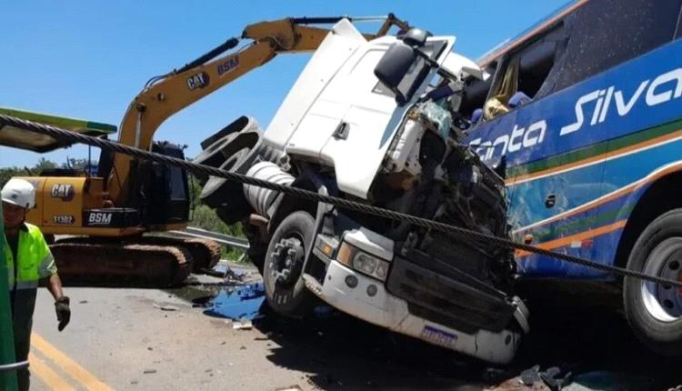 طريق الموت جنوب البرازيل.. تصادم حافلة وشاحنة يودي بحياة 11 شخصاً