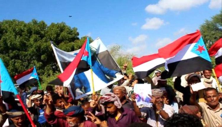 مظاهرة جماهيرية في سوق كرش بلحج تندد بالعدوان السعودي وتؤكد دعمها للإعلان الدستوري للجنوب
