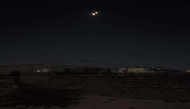 عاجل.. طيران حربي يطلق قنابل ضوئية فوق عتق وسط استنفار أمني