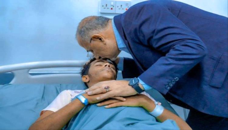 الرئيس الزُبيدي يزور جرحى عملية "المستقبل الواعد" ويثمن تضحيات القوات الجنوبية