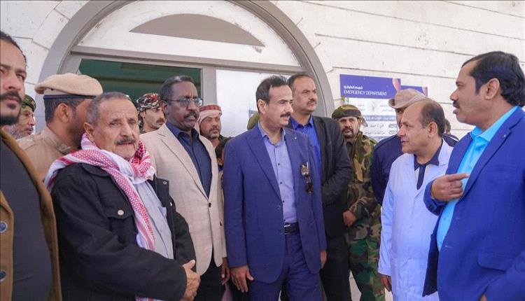 محافظ شبوة يتفقد مشاريع حيوية ويستمع لاحتياجات المواطنين بمدينة عتق
