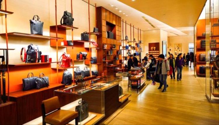 ترفٌ بخصمٍ كبير: هوامش السلع الفاخرة تنكمش إلى قاع 15 عاماً