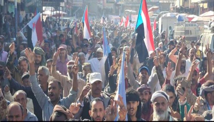 الضالع تتوحد خلف الزُبيدي وتندد بالقصف السعودي