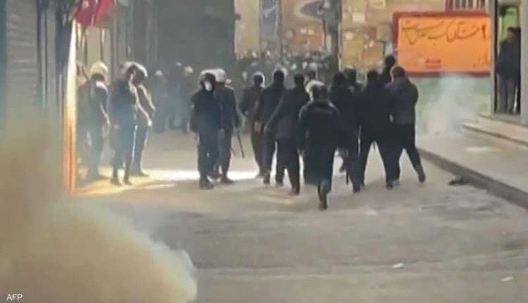 ترامب يتوعد طهران "بالضرب بشدة" إذا قتلت المتظاهرين