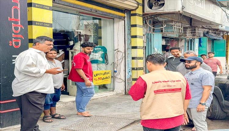 عدن.. مدير عام صيرة ينفذ نزولاً ميدانياً لتفقد الأسواق وتعزيز الرقابة الصحية والتجارية