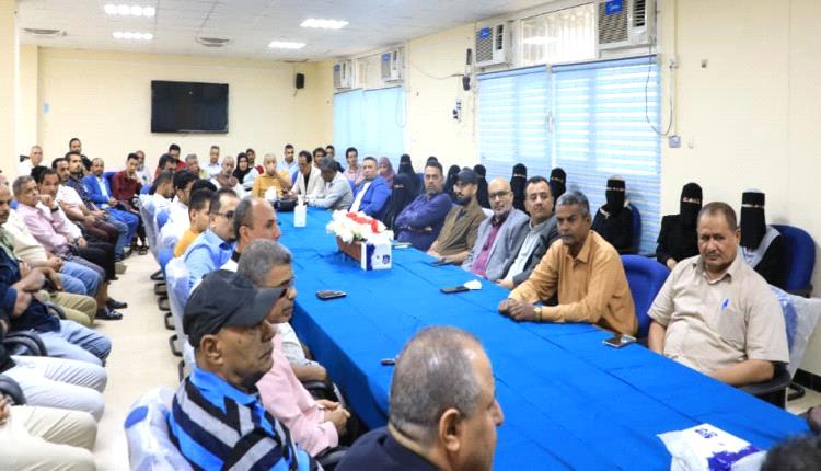 وكيل وزارة الشباب والرياضة يعزز الانضباط ويستمع لموظفي الوزارة بعدن