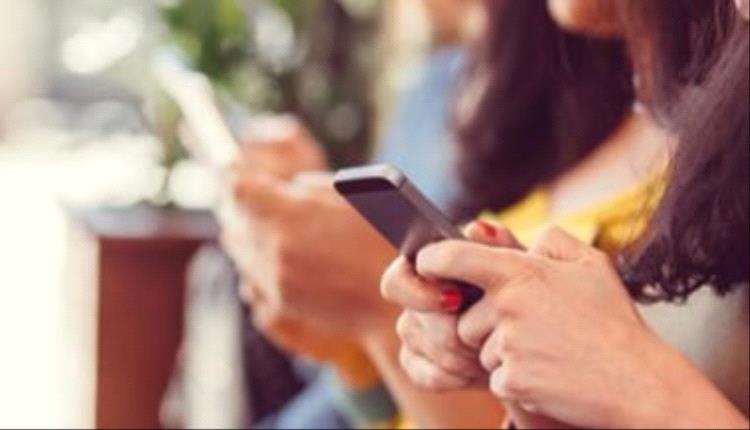 هاتفك قد يكون عدو بشرتك الخفي