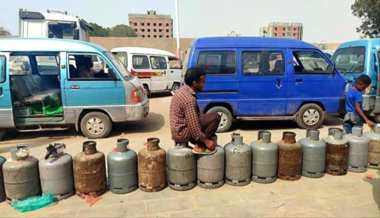 عدن.. باخرة غاز كحل عاجل في مواجهة اختناقات القطاع القبلي