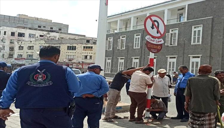 عدن.. تدشين لوحات إشارات مرورية لتعزيز السلامة وتنظيم الحركة
