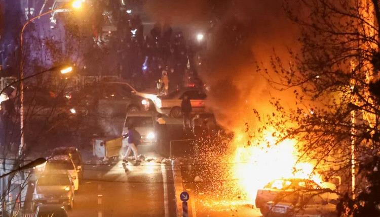 نحو ألفي قتيل وإيران تغرق في الاحتجاجات: دعوات عاجلة للحوار