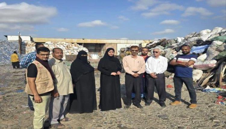 عدن.. إتلاف 2700 كرتون مشروبات غازية تالفة حفاظًا على صحة المستهلك