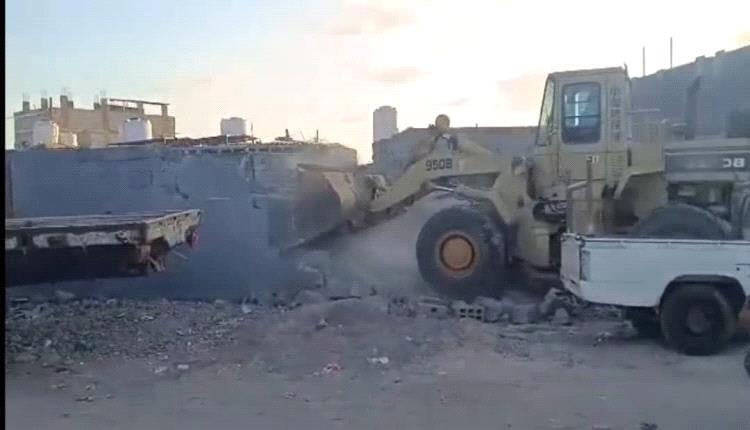 عدن تُنظّم العمران: إزالة بناء عشوائي لضمان النظام وحماية الحقوق