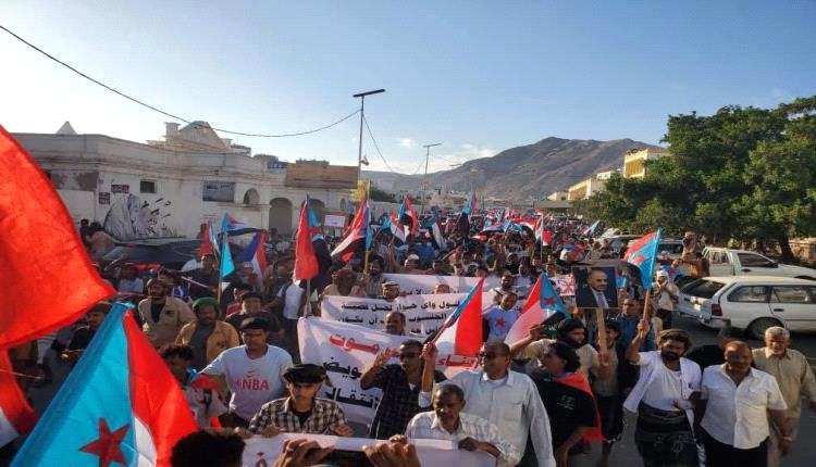 مئات الآلاف يتجمّعون في المكلا لدعم المجلس الانتقالي وتأكيد حق الجنوب في استعادة دولته