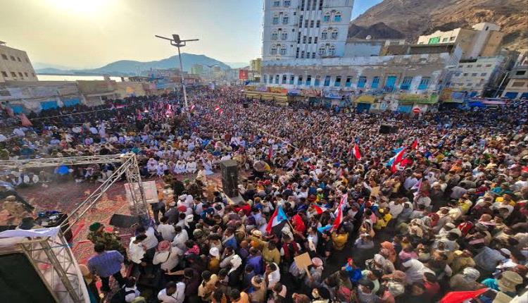 صحفي يتساءل: هل تعرقل السعودية استقلال الجنوب وتحتجز وفد الانتقالي؟