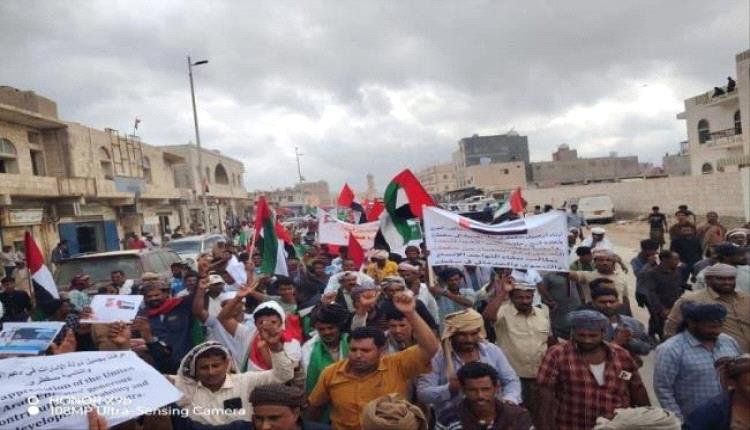 سقطرى تتحدّ ضد الحصار وتكرّم الإمارات