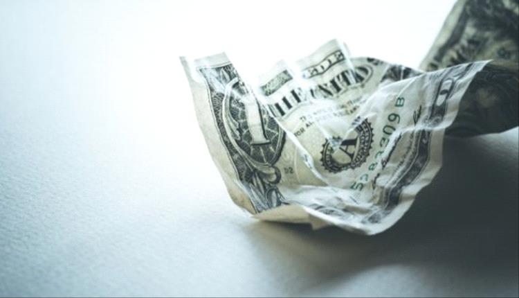 الدولار على حافة القلق… «بيع أمريكا» يربك أسواق العملات