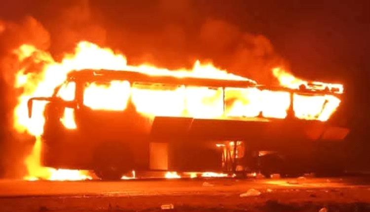 احتراق باص نقل جماعي على طريق العرقوب بمحافظة أبين