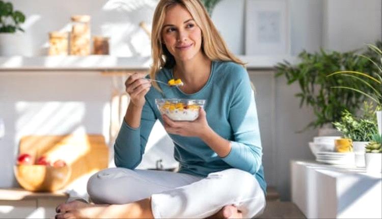 الزبادي يومياً… غذاء بسيط بأثر كبير على الهضم والقلب والمناعة
