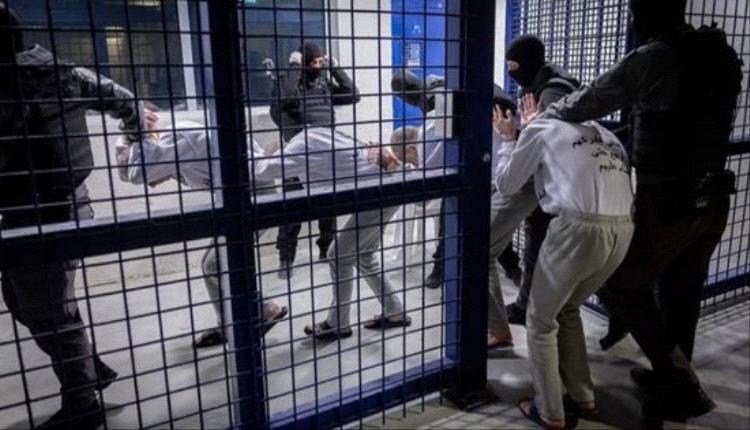 جندي إسرائيلي يبتز عائلة معتقل فلسطيني بفدية مالية