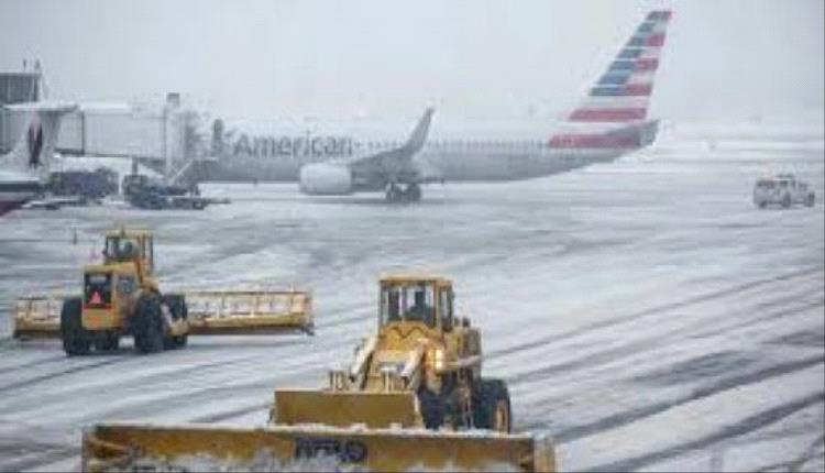 عاصفة "تاريخية" تجتاح أمريكا: آلاف الرحلات ملغاة وانقطاع الكهرباء عن نصف مليون شخص