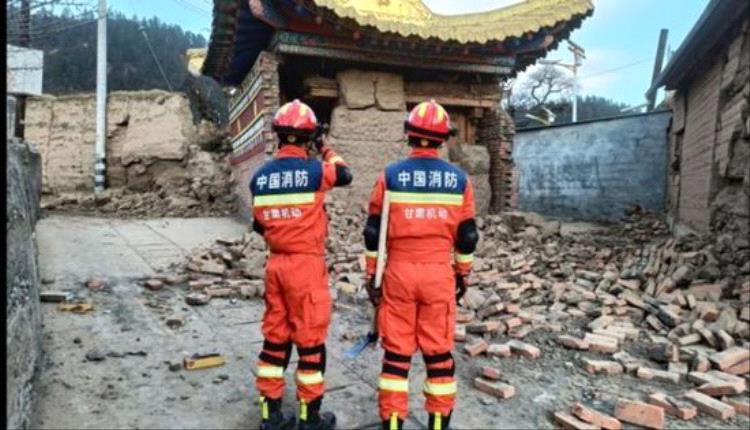 الصين تُسارع بإجلاء 20 ألف شخص بعد زلزال غانسو