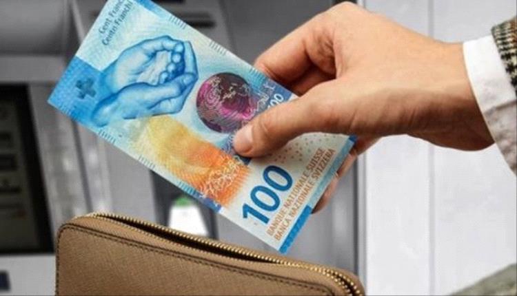 الفرنك السويسري يلامس ذروة عشر سنوات أمام الدولار