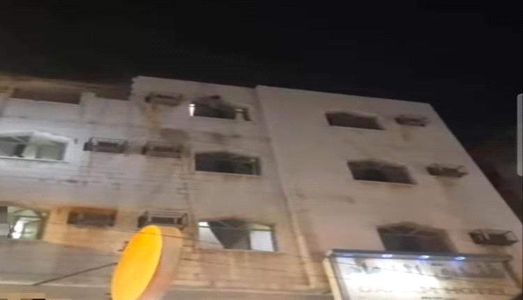 مأساة في عدن: سقوط شخص من الدور الرابع وسط استنفار المارة