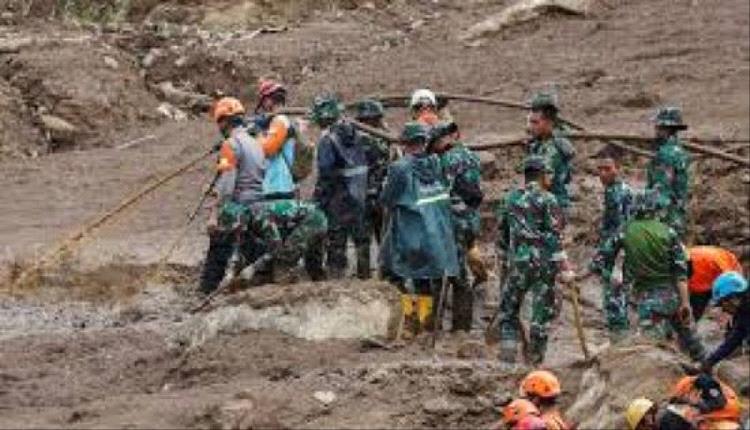 انهيار أرضي يودي بحياة 49 في إندونيسيا وسط تمديد الطوارئ