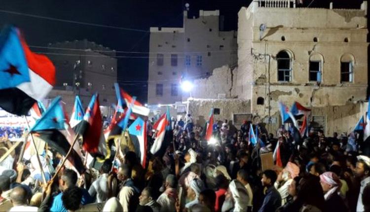 حشود حضرمية ضخمة تؤكد ولاءها للزُبيدي وتدافع عن مؤسسات الجنوب