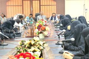 محافظ لحج يشدد على الانضباط والجدية في العمل الحكومي