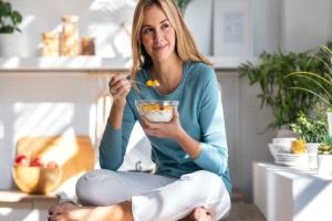 الزبادي يومياً… غذاء بسيط بأثر كبير على الهضم والقلب والمناعة